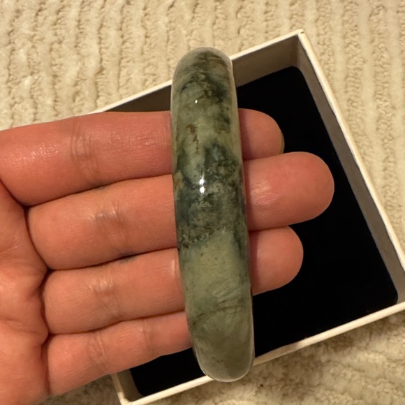 Green and Cream Bangle Bracelet - Picture 4 of 7